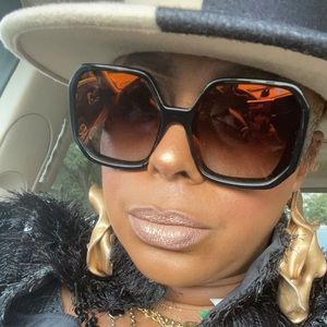 Meet your Posher, Khia